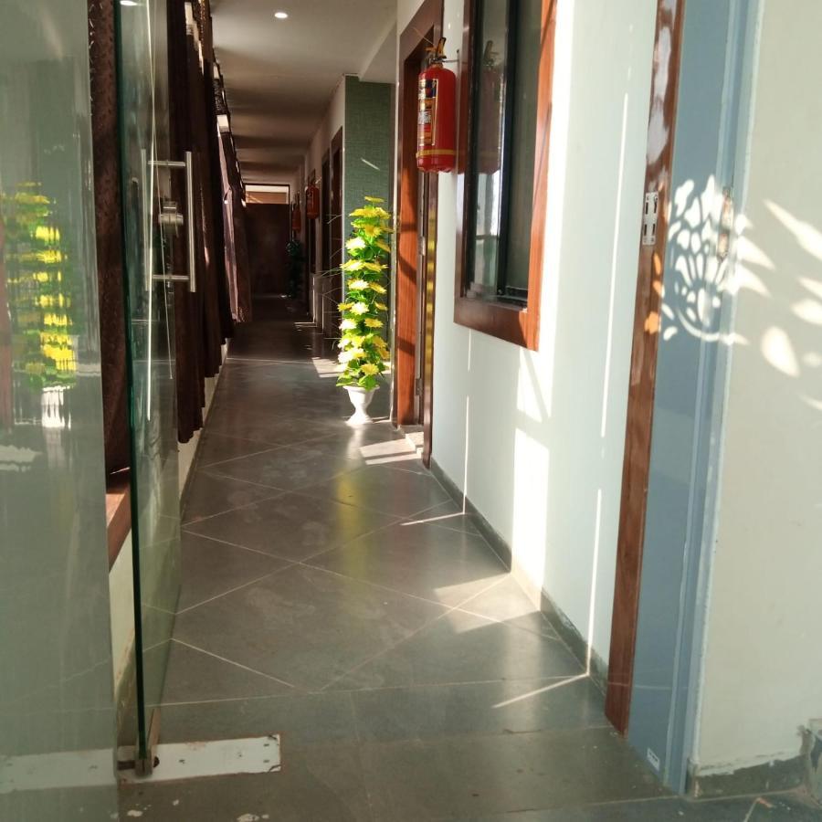 Hotel Mansarovar,Vadodara Esterno foto