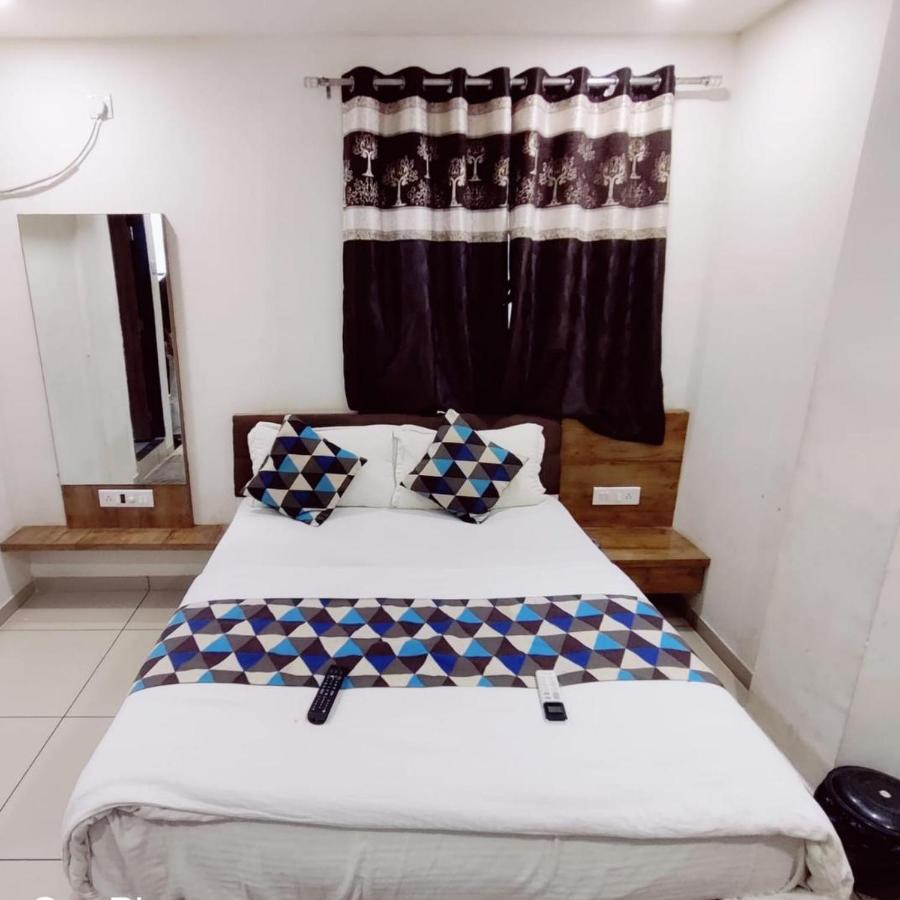 Hotel Mansarovar,Vadodara Esterno foto