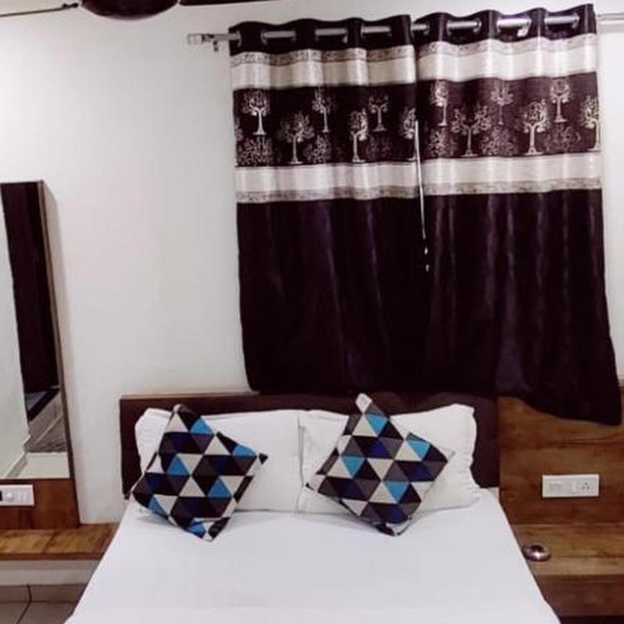 Hotel Mansarovar,Vadodara Esterno foto