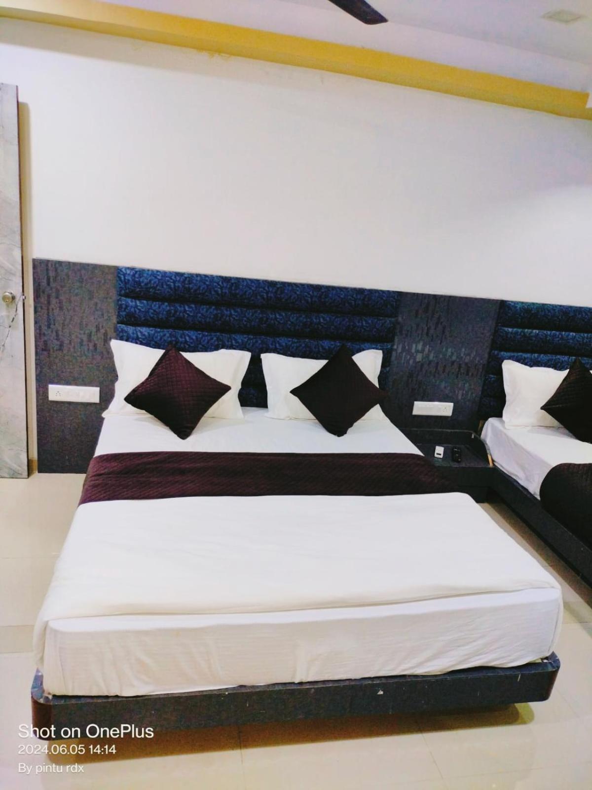 Hotel Mansarovar,Vadodara Esterno foto